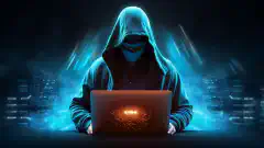 一幅黑客披着超级英雄斗篷的图片，象征着通过 TryHackMe 网络安全培训获得的能力。